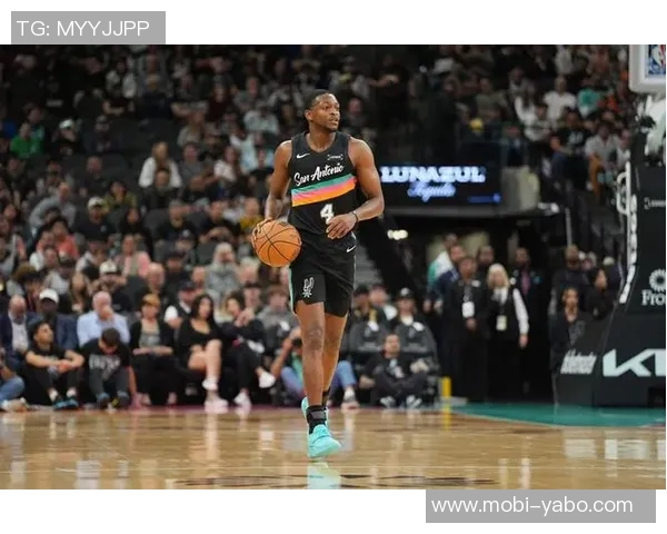 米奇赞福克斯为出色后卫强调其串联队友和防守进步的表现